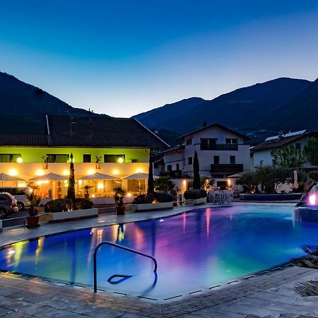 Schlosshof Charme Resort - Hotel & Camping Lana Esterno foto