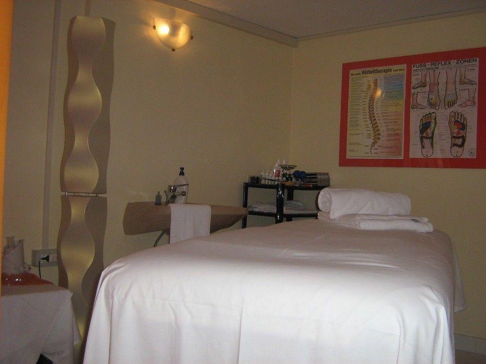 Schlosshof Charme Resort - Hotel & Camping Lana Esterno foto