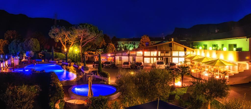 Schlosshof Charme Resort - Hotel & Camping Lana Esterno foto