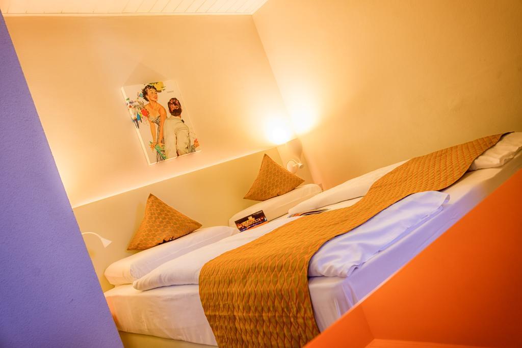 Schlosshof Charme Resort - Hotel & Camping Lana Esterno foto
