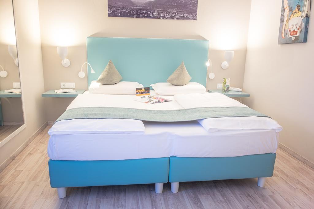 Schlosshof Charme Resort - Hotel & Camping Lana Esterno foto
