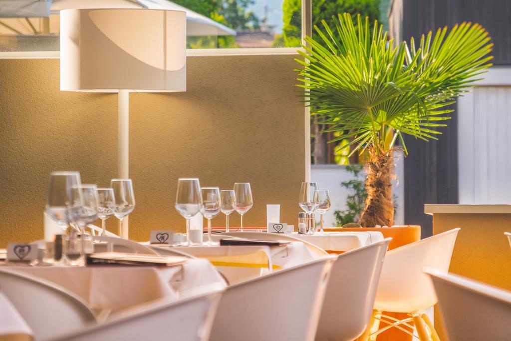 Schlosshof Charme Resort - Hotel & Camping Lana Esterno foto