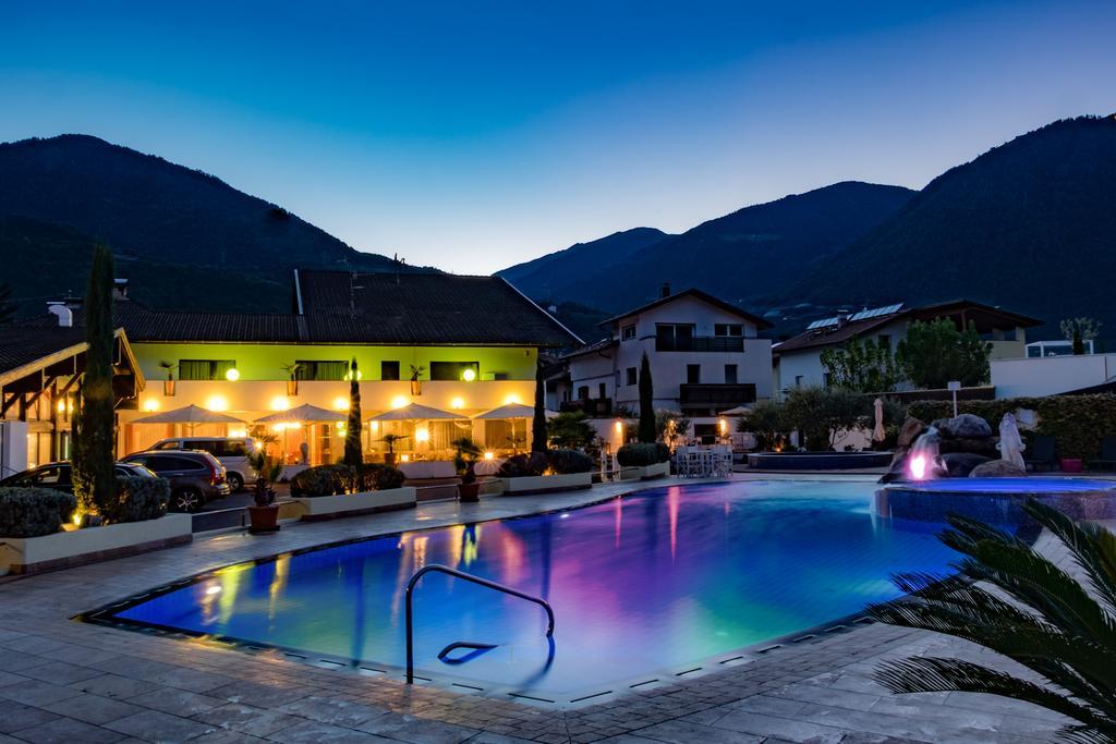 Schlosshof Charme Resort - Hotel & Camping Lana Esterno foto