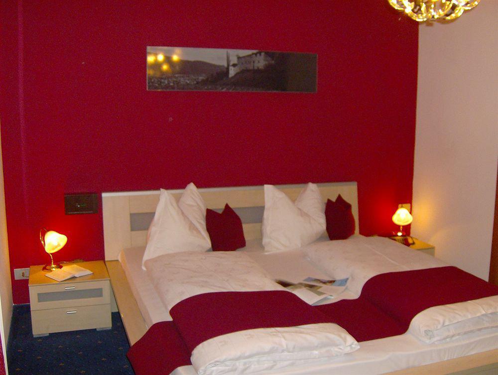 Schlosshof Charme Resort - Hotel & Camping Lana Esterno foto