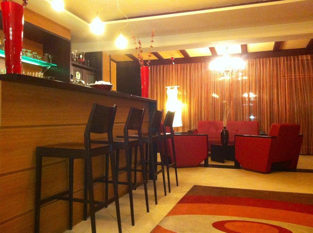 Schlosshof Charme Resort - Hotel & Camping Lana Esterno foto