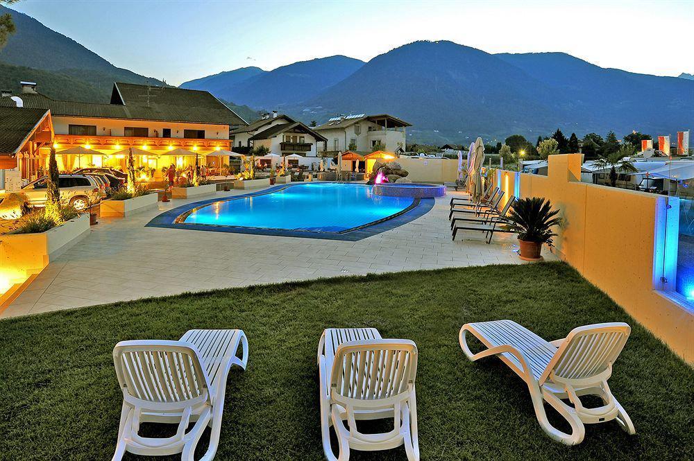 Schlosshof Charme Resort - Hotel & Camping Lana Esterno foto
