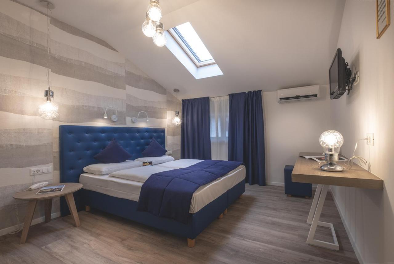Schlosshof Charme Resort - Hotel & Camping Lana Esterno foto
