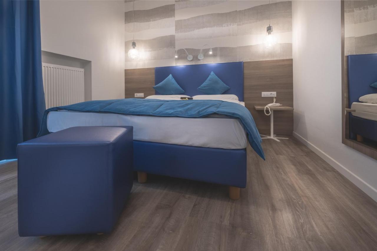 Schlosshof Charme Resort - Hotel & Camping Lana Esterno foto