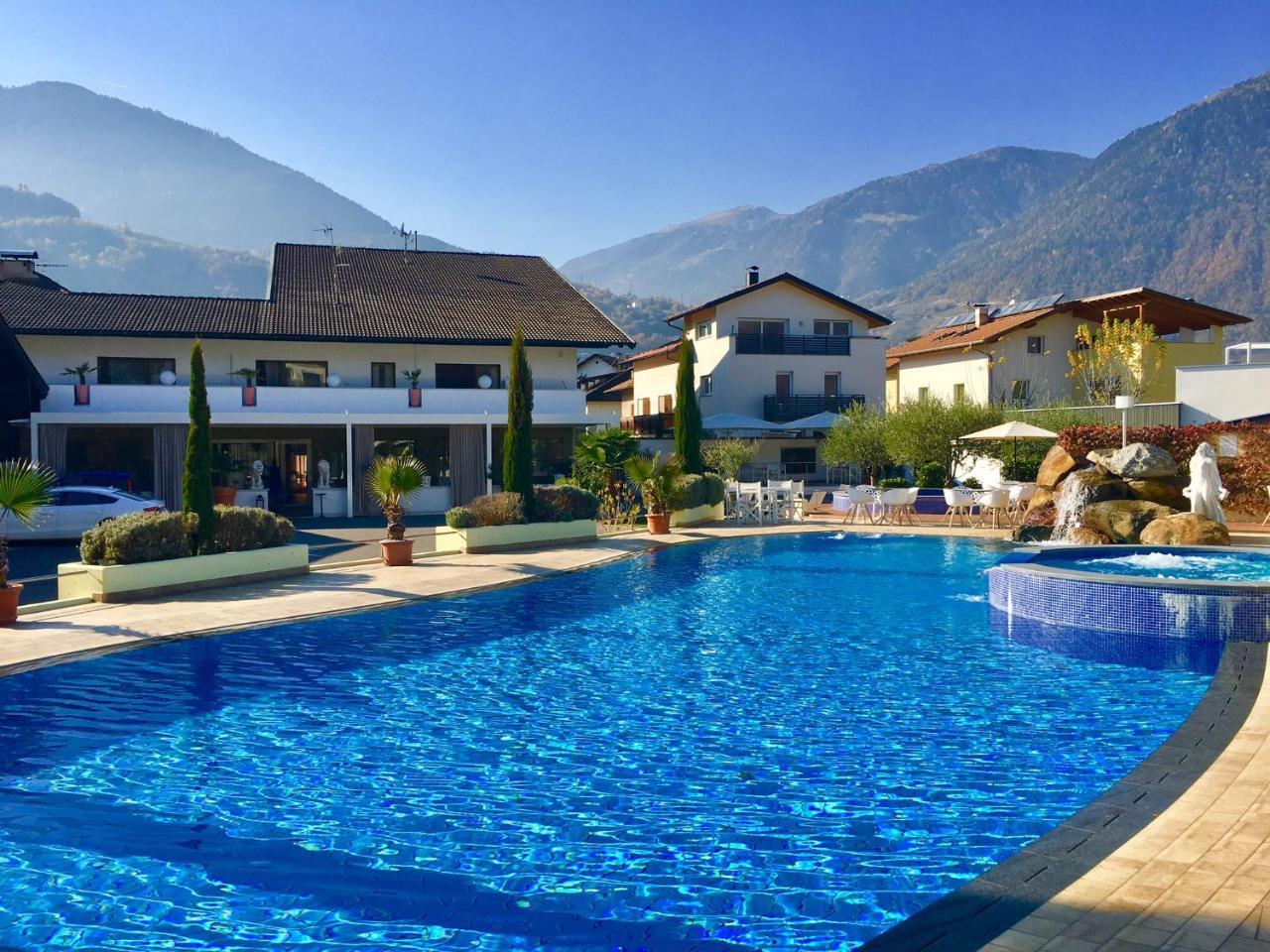 Schlosshof Charme Resort - Hotel & Camping Lana Esterno foto