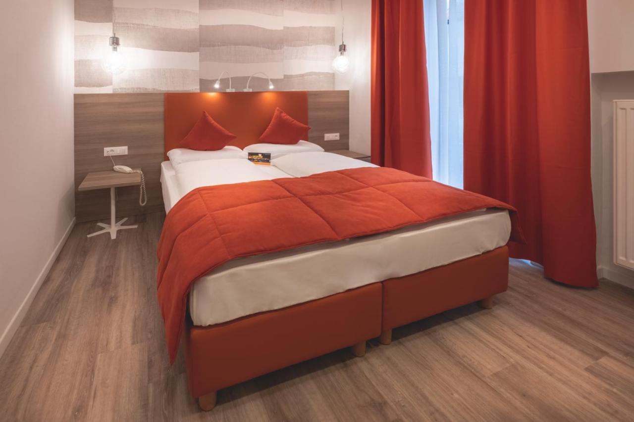 Schlosshof Charme Resort - Hotel & Camping Lana Esterno foto