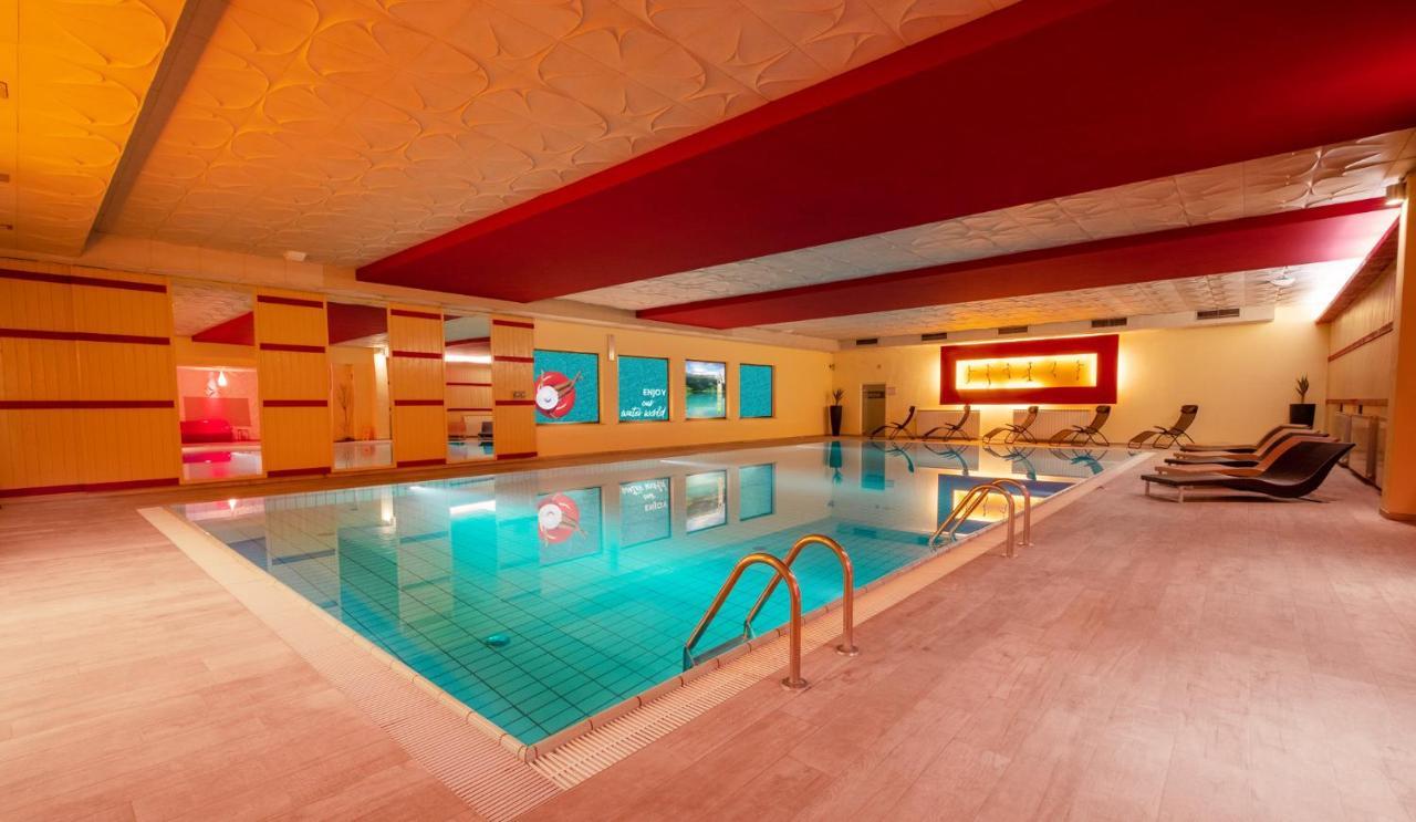 Schlosshof Charme Resort - Hotel & Camping Lana Esterno foto